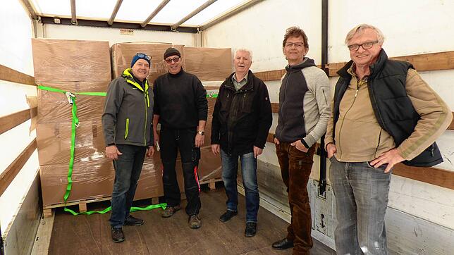 Mit vereinten Kräften beladen Christian Amann, Rolf Schnekenbühl, Lothar Groß, Thomas Blennemann und Andreas Rombold (von links) den ...