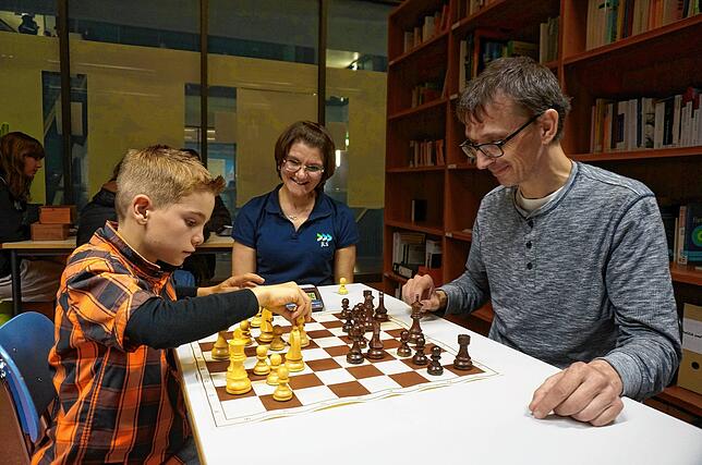 Partie: Niklas spielt gegen Konrad Schönherr, Vorsitzender Schachgemeinschaft.