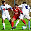 Durchbeißen: Jonas Lampert (Mitte, gegen die Erzinger Dario Pontrandolfo und Abdul Ehad Demirdal (Nr. 10)) will mit dem SV Eggingen in ...