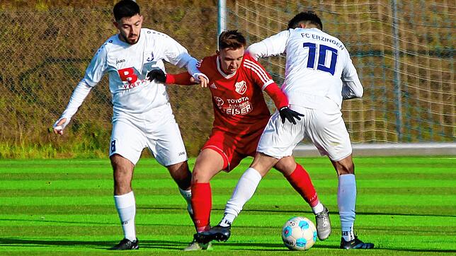 Durchbeißen: Jonas Lampert (Mitte, gegen die Erzinger Dario Pontrandolfo und Abdul Ehad Demirdal (Nr. 10)) will mit dem SV Eggingen in ...