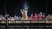 Der reiche Francesco Cenci (Christoph Pohl, Mitte) feiert ein Fest. In den Vitrinen liegt sein Gold. Damit hat er den Klerus dazu ...