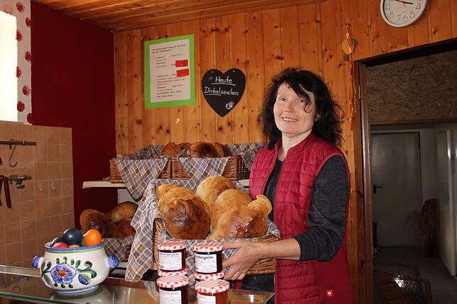 Beate Riebsamen steht jeden Freitag in ihrem Hofladen und verkauft selbstgebackenes Brot, hausgemachte Marmeladen, Eier, Gemüse und was ...
