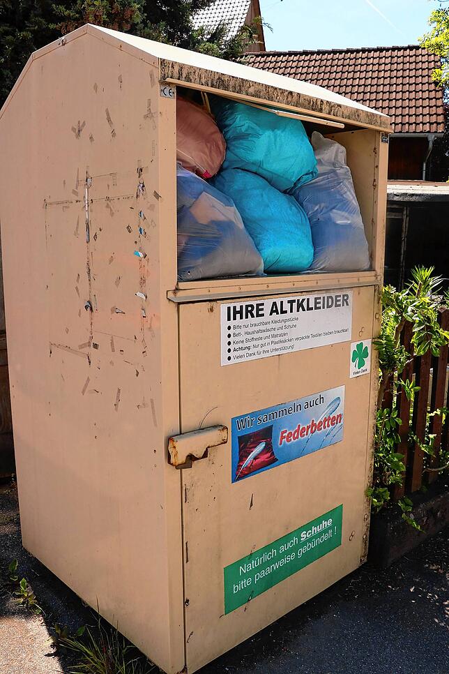 Pickepackevoll: Ein Altkleidercontainer eines Anbieters an der Schaffhauser Straße.