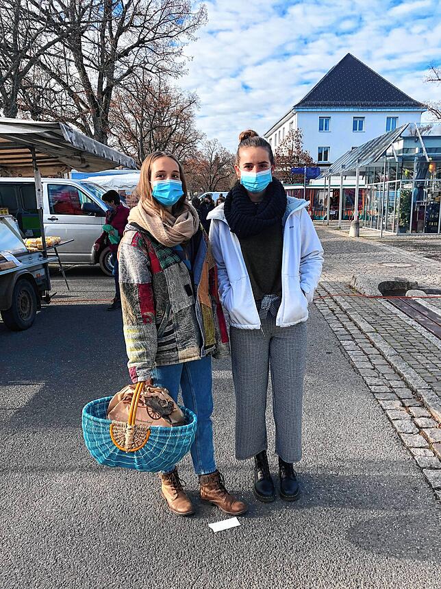 Julia (links) und Naia Limberger sagen: „Ohne den Markt fehlt uns die Möglichkeit, frisch und regional einzukaufen.“