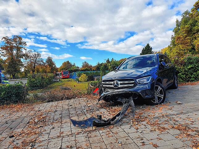 Vermutlich Totalschaden: Der erst drei Wochen alte Mercedes einer Familie aus Sachsen-Anhalt.
