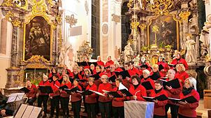 Mit einem abwechslungsreichen Konzertprogramm, Bildern und Texten schickte der Regenbogenchor Wald einen Friedensappell in die Welt ...