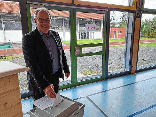 Im Wahllokal Hohentengen hat Kandidat Peter Schanz seine Stimme abgegeben.