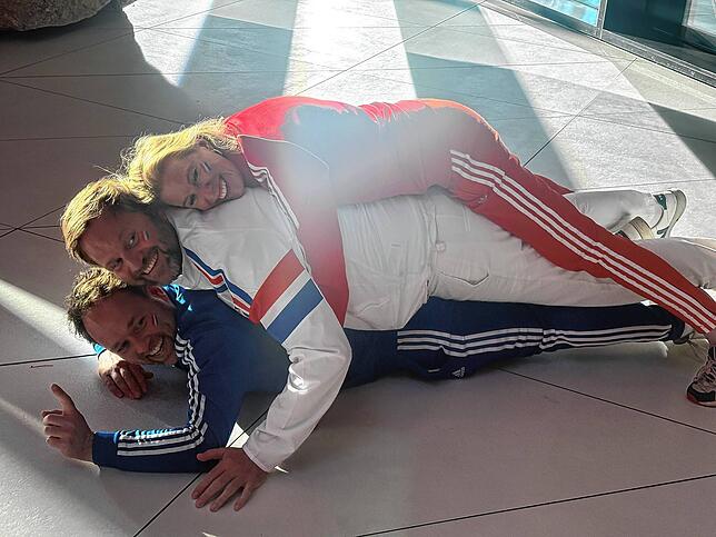 Bild 1: Der ESC in Basel: So bunt sind die Kostüme der Fans
