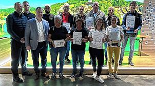 Die Radler mit den meisten Kilometern beim Stadtradeln 2025 werden mit Preisen prämiert. Bürgermeister Ulrich Krieger (vorne links) mit ...