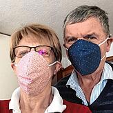Ein Ehepaar aus Grießen trägt Masken, die von den Frauen aus Eggingen und Stühlingen hergestellt worden sind.