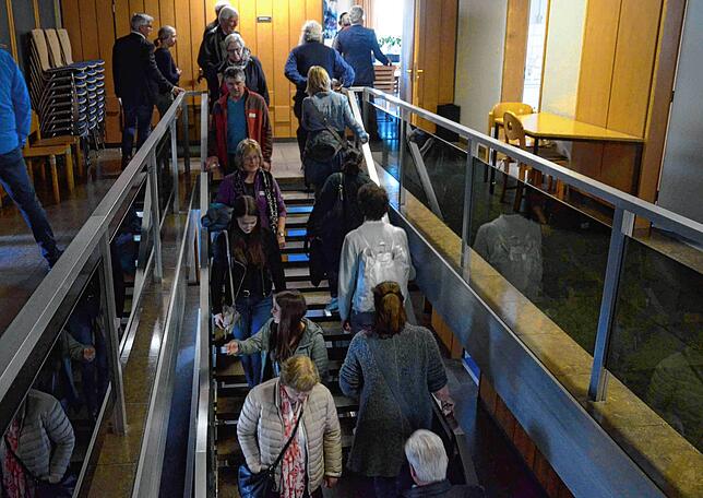 Bleibt auch in Zukunft zentrales Gestaltungselement im Rathaus, die offene Treppe. Hier ein Foto von der Besichtigung beim Bürgerdialog ...