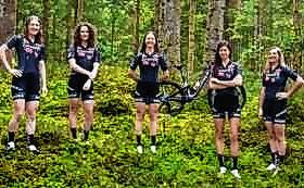 Quintett: Finja Lipp (Mitte) ist der einzige Zugang im Ghost Factory Racing Team.