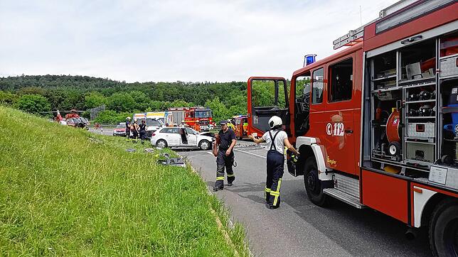 Zu einem schweren Verkehrsunfall ist es am Freitagnachmittag auf der Landesstraße 194 zwischen Aach und Engen gekommen. Im Hintergrund ...