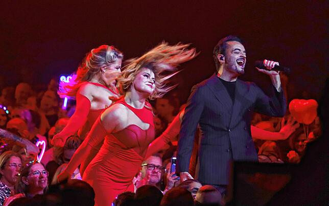 Giovanni Zarrella moderierte und sang immer wieder bei seiner Live-Show in Friedrichshafen.