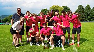 Zum ersten Mal Frickinger Dorfmeister: das Team der Kissenknaller. Bei der Siegerehrung bekamen die Spieler den Pokal vom Turnierleiter ...