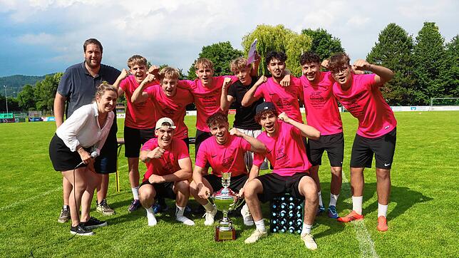 Zum ersten Mal Frickinger Dorfmeister: das Team der Kissenknaller. Bei der Siegerehrung bekamen die Spieler den Pokal vom Turnierleiter ...