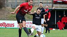 Der Uhldinger Paul-Alexandru Siclovan (rechts) konnte sich mit seinem Team nicht gegen den FC Bodman-Ludwigshafen (Heiko Becker) ...