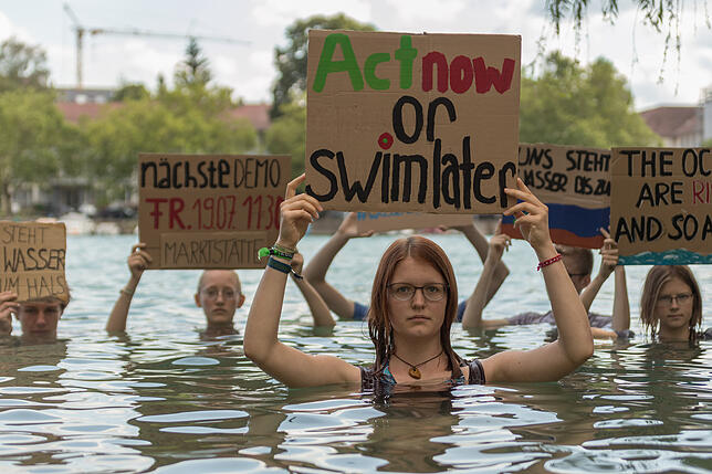 Das Wasser steht bis zum Hals: Fridays-for-Future-Aktivisten in Konstanz zeigen symbolisch, was sie für die Zukunft befürchten.