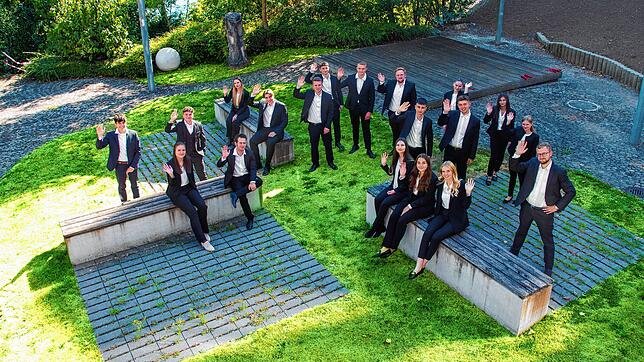 Auszubildende und DHBW-Studenten der Sparkasse Hochrhein des Jahrgangs 2022 mit dem Ausbildungsverantwortlichen Johannes Maljuta (rechts ...
