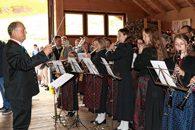 Unter Leitung von Michael Schlegel spielten drei Blaskapellen auf, die Trachtenkapellen Ibach und Dachsberg, sowie der Musikverein Urberg.