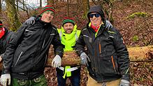 Sie holen in Mauenheim den Narrenbaum aus dem Wald (von links) Ralf Sterk, Jens Schwarz und Marcel Bach.