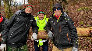 Sie holen in Mauenheim den Narrenbaum aus dem Wald (von links) Ralf Sterk, Jens Schwarz und Marcel Bach.