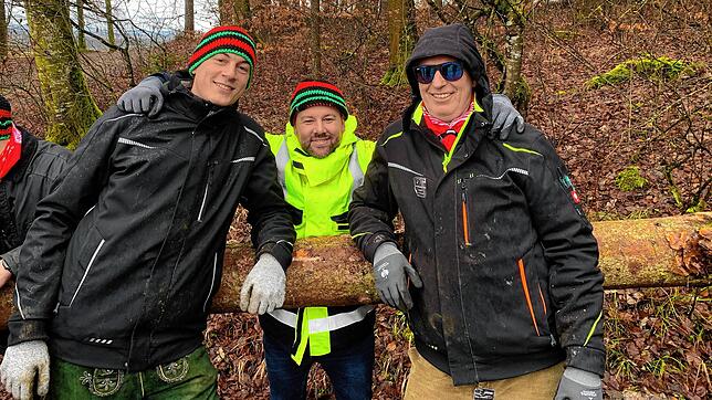 Sie holen in Mauenheim den Narrenbaum aus dem Wald (von links) Ralf Sterk, Jens Schwarz und Marcel Bach.