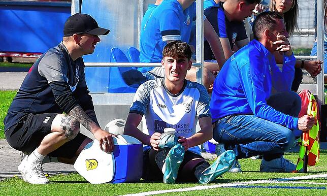 Knie verdreht: Luca Meinzer (Mitte) vom SV Buch, hier mit Co-Trainer Marcel Amann, musste schon nach 15 Minuten verletzt vom Platz.