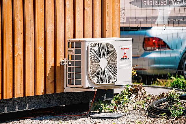 Wo ist die Ölheizung hin? Eine Wärmepumpe steht vor einem Haus. Sie braucht elektrischen Strom und gilt als effizienter als andere ...