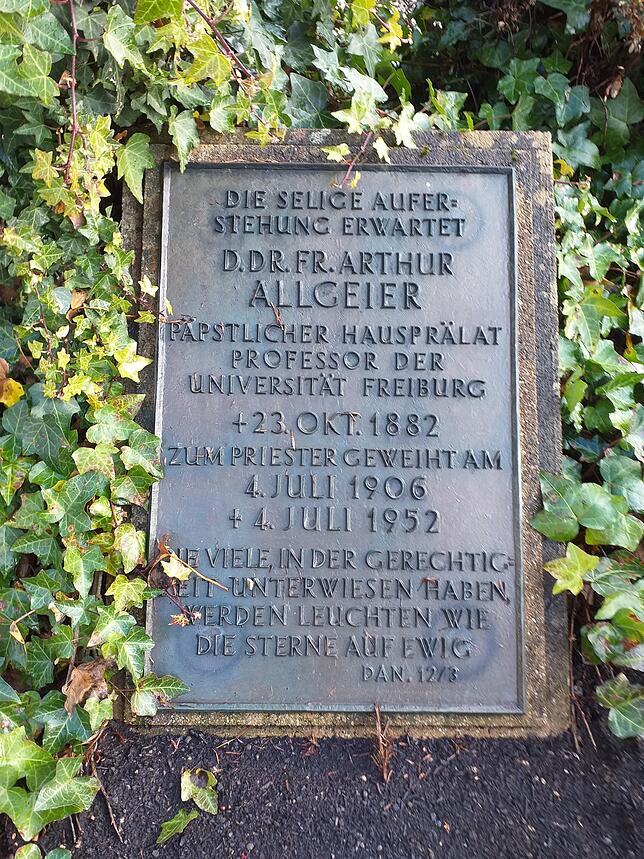 Allgeiers Grabplatte mit seinen Lebensdaten am Familiengrab.