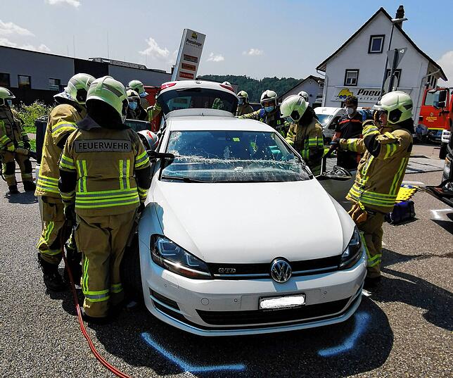 Wenn es brennt oder ein Verkehrsunfall wie hier am Rande der Schmittenau geschieht, kommt es auf jeden Helfer an. Das kann inzwischen ...