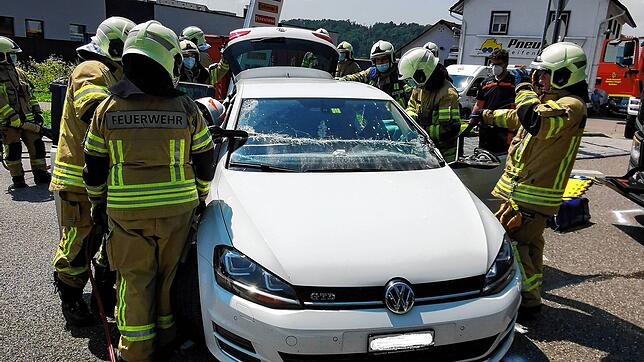 Wenn es brennt oder ein Verkehrsunfall wie hier am Rande der Schmittenau geschieht, kommt es auf jeden Helfer an. Das kann inzwischen ...