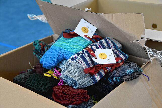 Über 750 Paar Socken aus Steißlingen sollen die Füße von Senioren in Altenahr wärmen – hier ein Weihnachtspäckchen vor dem ...