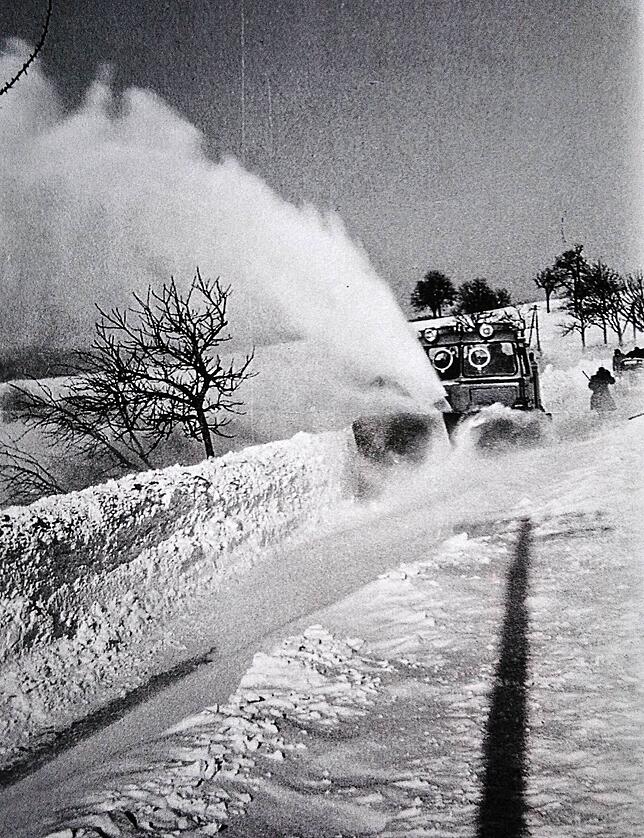 Erst eine starke Schneefräse der St. Blasier Firma Schmidt konnte die B 500 am 22. Januar 1963 wieder für den Verkehr frei machen.