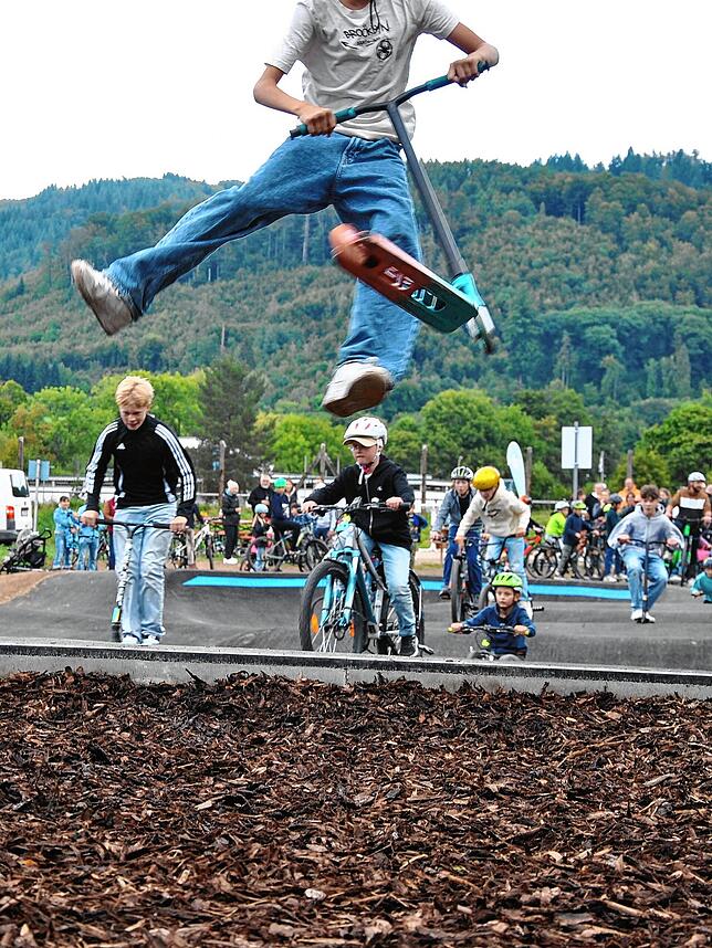 Die Jugendlichen freuten sich auf den neuen Pumptrack