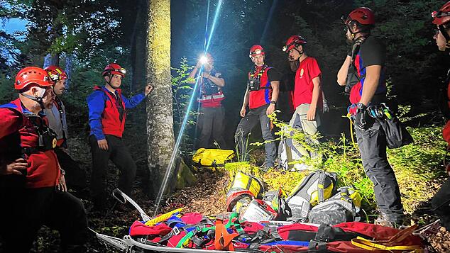 Jonas Widmer steht gemeinsam mit der Ortsgruppe Todtmoos oberhalb der Übungsstelle. Sie müssen koordinieren, wie sie mit der Seilwinde ...