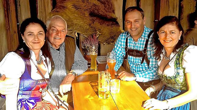 Auch hier fühlt sich Adolf Huchler (Zweiter von links) richtig wohl, mit den Töchtern Ute (links) und Anke (ganz rechts) sowie ...