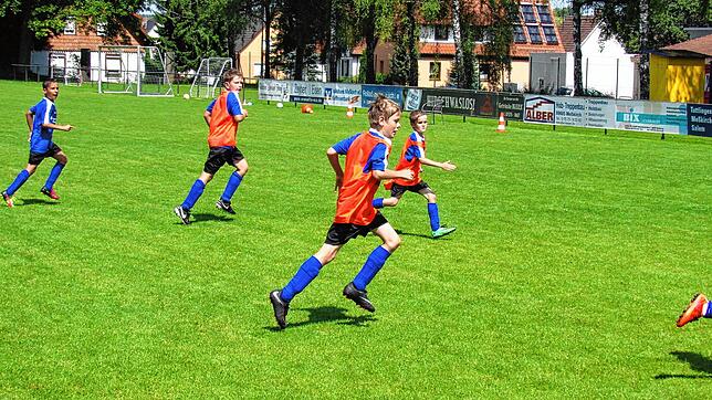 Im Sommer geht es beim Jugendcamp im Jahnstadion um das Erlernen technischer Fertigkeiten. Die Teilnehmer können das ...