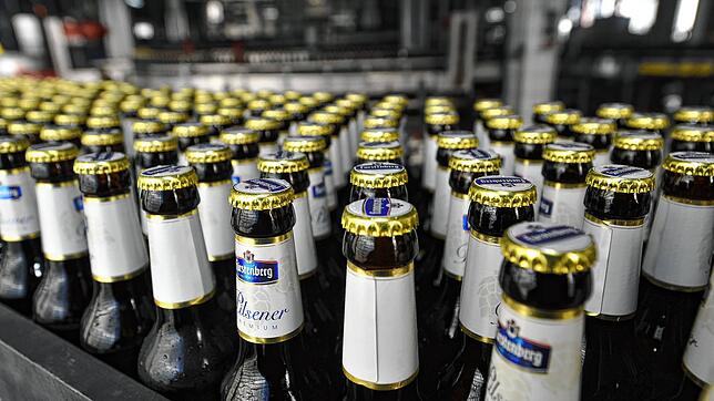 Ein Blick in die Flaschenabfüllung von Fürstenberg. Noch ist das Unternehmen mit Flaschen versorgt, dennoch wird das Thema im Sommer akut.
