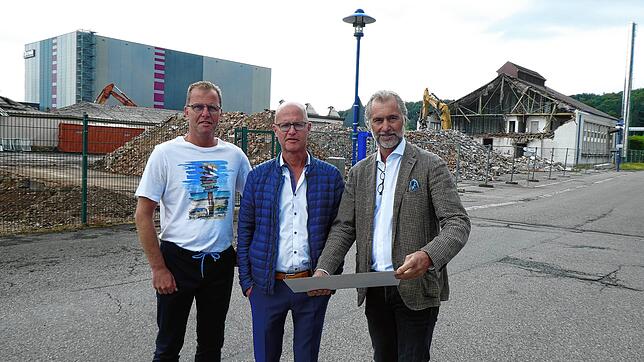 Auf dem ehemaligen Areal von Coats Mez in Bräunlingen baut die Firma Straub: Volker Würth (von links), Alexander Würth und Steffen Würth ...
