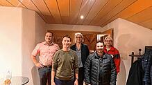 Hildegard Schwarz (r.) ehrt Blutspender (v. l.): Jürgen Wiener, Andreas Schumann, Angelika Brenninger, Miguel Wagner-Garcia. Abwesend ...