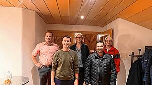 Hildegard Schwarz (r.) ehrt Blutspender (v. l.): Jürgen Wiener, Andreas Schumann, Angelika Brenninger, Miguel Wagner-Garcia. Abwesend ...