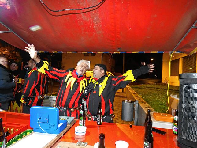 Bild 4: Der Narrenverein feiert mit der Bevölkerung den Beginn der Fasnacht auf dem Rathausplatz
