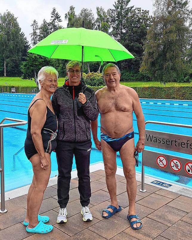 Selbst bei Regen gehen zur Freude der stellvertretenden Bademeisterin Tanja Müller die Stammgäste Margret und Walter Kaltenstadler zum ...