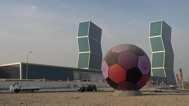 Fußball-Skulptur vor Skyline von Doha Im Jahr 2022 ist Katar Ausrichter der Fifa Fußball-Weltmeisterschaft.