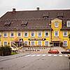 Das Hotel &bdquo;Hirsch&ldquo; im Jahr 1986. Die neuen Eigentümer haben über den Eingangstüren zum Restaurant und Hotel Vordächer ...