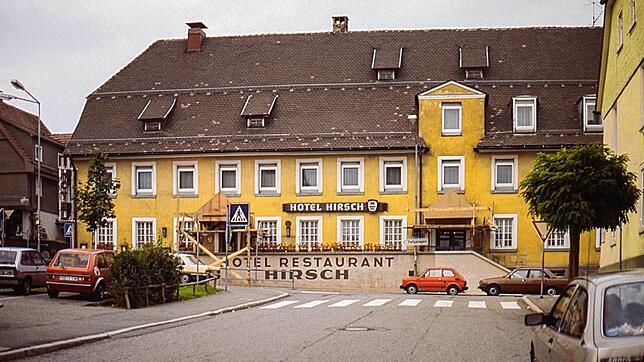 Das Hotel &bdquo;Hirsch&ldquo; im Jahr 1986. Die neuen Eigentümer haben über den Eingangstüren zum Restaurant und Hotel Vordächer ...