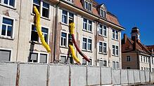 Die Villinger Kasernenbaustelle im März 2021, hier ein Gebäude, das erhalten bleibt und mit seiner Frontseite zur Kirnacher Straße ...