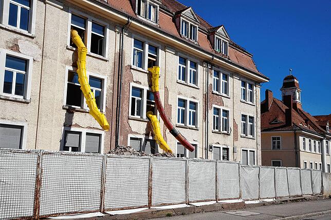 Die Villinger Kasernenbaustelle im März 2021, hier ein Gebäude, das erhalten bleibt und mit seiner Frontseite zur Kirnacher Straße ...