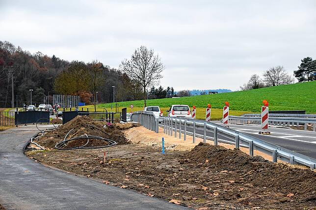 Zwischen Brücke und Radweg laufen noch ein paar Arbeiten.